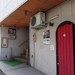 ムッシュ - 奥に見える階段を登ります