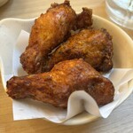 酒場魚と鶏ヤロー 御徒町店 - 一推しは、チキンボーン！カリッカリでピリ辛な骨付きプライドチキンという感じ！外側の硬さが強めでいい食感！必食の逸品！