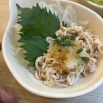 酒場魚と鶏ヤロー - 酢モツ！トッピングはネギと鬼下ろし、底にオニスラが入っています。