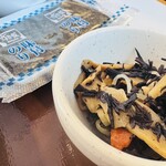 すき家 - 季節の小鉢は ひじき、メンマ、人参の煮物