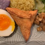 エジプト塩食堂 - スパイスデリプレート　塩鱈とじゃがいものディルサモサ