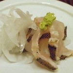 竹屋町 三多 - 「皮炙りあいなめのお造り」〜淡路産の新玉ねぎ添え〜