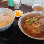 春乃色食堂 - 『中華そば』(税込み580円)と『めし』(税込み250円)