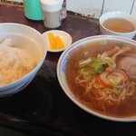 春乃色食堂 - 料理写真:『中華そば』(税込み580円)と『めし』(税込み250円)