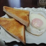 TEA ROOM アイウエオ - モーニングセットのトースト＆目玉焼き