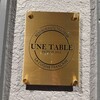 UNE TABLE