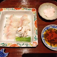 蓮 三四七 - 3日熟成の河豚　右上は白子の刺身　お皿には旨味抜群の刺身と皮