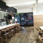 テーブルから店内を見る。