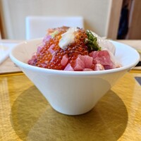 いわ志 本店 - 日曜日限定海鮮丼 GEN界盛 黄身抜き 鮨飯400g 2,200円。