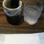 稲廼家 - ペーパーおしぼりにお冷と温かいお茶が出された。