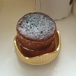 ボン・ヴィバン - ババオランジュ 
       オレンジがまぜ込まれたブリオッシュ生地にタップ➰ラム酒とオレンジリキュールのシロップ。オレンジがサンドされキャラメリゼされてます。