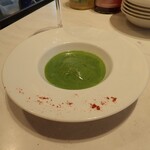 赤白 ブラッスリー - サラダ菜とベーコンのポタージュスープとポーチドエッグ