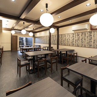 団体宴会に最適な和の趣漂う店内◆ベビーカー・車椅子対応で安心