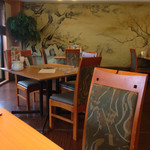 個室は混んでテーブル席に