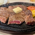 ドスビーバー - ステーキ近景。ミディアムレアだが、レア気味。