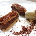 Amite - チョコレートのエクレア　ピスタチオアイスクリーム添え