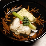 柏屋 大阪千里山 - 煮物椀(油目、梅肉、生海苔入汲上湯葉豆腐、うるい、木の芽)