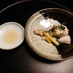 柏屋 大阪千里山 - 焼物(大瀬戸伊佐木、木の芽、新玉葱、ホワイトアスパラガス、蕗の薹味噌、梅加減酢)