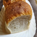 MasAoki Bakery - ハード トースト¥250
      乳製品や砂糖を使用しない　材料は小麦粉、自家培養酵母、天然塩、水のみのリーンな山食