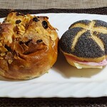 MasAoki Bakery - 左;レーズン シュガー ボール¥420
      右;ミュンヘン サンド¥450
      カイザー ゼンメルにロースハムとチーズ、茹でた？ジャガイモを挟んだサンドにマスタード シードとキャラウェイ シードのアクセント