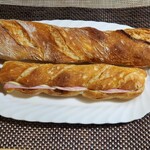 MasAoki Bakery - 上;バゲット リュスティック¥250
      リュスティック生地のバゲットで食感の違いを楽しめる（写真）捻ったタイプ
      左;ハム&バター¥350
      バゲット リュスティックのカスクルートでロースハムもバターも良質