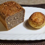 MasAoki Bakery - 左;そばの実入りロブロ
                                にちげつ堂の無農薬ライ麦に自家培養のサワー種、青木村でのみ栽培されるタチアカネの蕎麦の実、クルミ