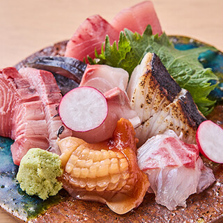 その日に仕入れた魚介を活かしたお造りやお酒のアテを気軽に満喫