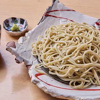 長年愛される自家製粉の蕎麦を昔ながらのこだわり出汁で楽しむ