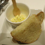 ハタケ青山 - 無塩で自家製のバターとパン。ごぼう味のパンも。