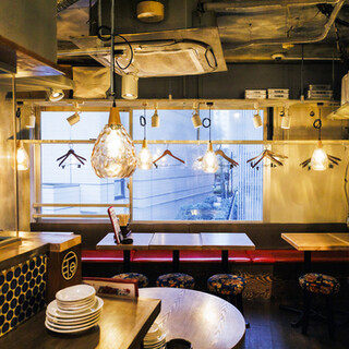 忘年会や女子会も◎レトロモダンな餃子酒場で気軽にワイワイ♪