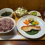 キッチン ブルー グローブ - 金目鯛ポワレ　エビナソース（ほうれん草と魚介だしのソース）