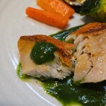 キッチン ブルー グローブ - 金目鯛ポワレをカット