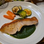 キッチン ブルー グローブ - 金目鯛ポワレのアップ