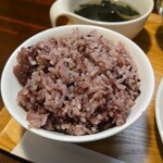 キッチン ブルー グローブ - 黒米のアップ