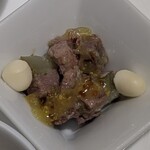 グラスコート - 牛タン、ピクルス、モッツァレラチーズ