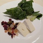 グラスコート - シーザーサラダとドライフルーツとカマンベール