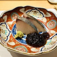 鮨まつやま - 鰆の炙り✨飴色に玉ねぎを炒めた特製お醤油にて✨
                    鰆の後ろには茗荷と青紫蘇の細かく刻まれたものがあり一緒に戴くスタイル✨