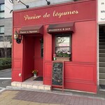 パニエ ド レギューム - お店の外観、シックな赤が印象的