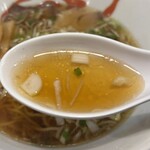 王麺飯店 - この色の澄んだスープは大好物！
