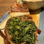 九州酒場きんぼし - 温玉付き すき焼き串 660円。