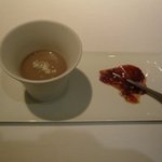 アミューズ：左・レッドオニオンの冷製スープ（2014.7）