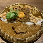 スパイスポスト - 奥からチキン・キーマ・ポークビンダル