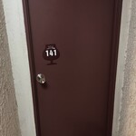 ワインとイタリア料理 141 - 階段3階の左手、ボルドーの扉が店舗入口です