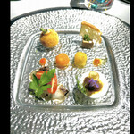 otto e Co. - （左上）渡蟹　カラスミ醤油マヨネーズ（右上）ホロホロ鶏レバーパテ（左下）熟成いさき霜降り　皮パキッ　（右下）茹で卵　ローストビーフ玉葱dill Pentas vanilla     byまみこまみこ