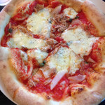 カフェ・フェリーチェ - ランチタイムのピザセット。本日のピザは、ツナとオニオンのトマトソースです