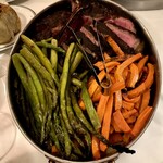 Smith & Wollensky - ポーターハウス、ソティされたアスパラ、にんじんと共に。