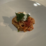 ランテルナマッサ - スパゲッティは、口に入れると、見た目よりも太い食感、モッチリ感。イタリアンらしい本格スパゲッティ。