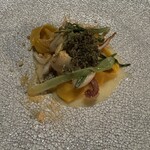 ランテルナマッサ - トルテッリーニにカボチャを詰めて。複雑な味付けのソースに絡んだイカが秀逸の美味しさ！イカだけ高級鮨の摘みに出ても納得できます。