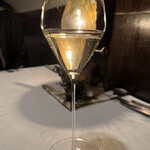 ランテルナマッサ - 食前酒にスパークリングワイン。ドリンク類は提案して頂いたものから選べますが概ね1,500~2000程度かな。ペアリングをお願いするのもあり♪