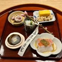 筒井 清寂 - 八寸　金目鯛の酒蒸し　平目の龍皮巻き　水菜と椎茸のお浸し　子持ちヤリイカ　厚焼き玉子　胡桃の飴炊き